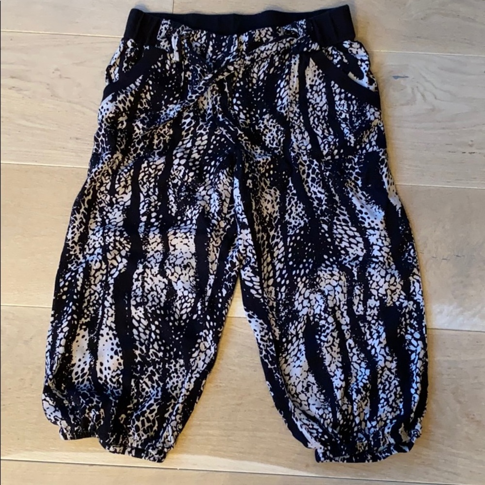 Bar III Black & White Capris Shorts Medium Pockets